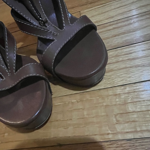 Gucci Horsebit Accent Brown Leather T-Strap Heeled Sandals - Picture 9 of 14